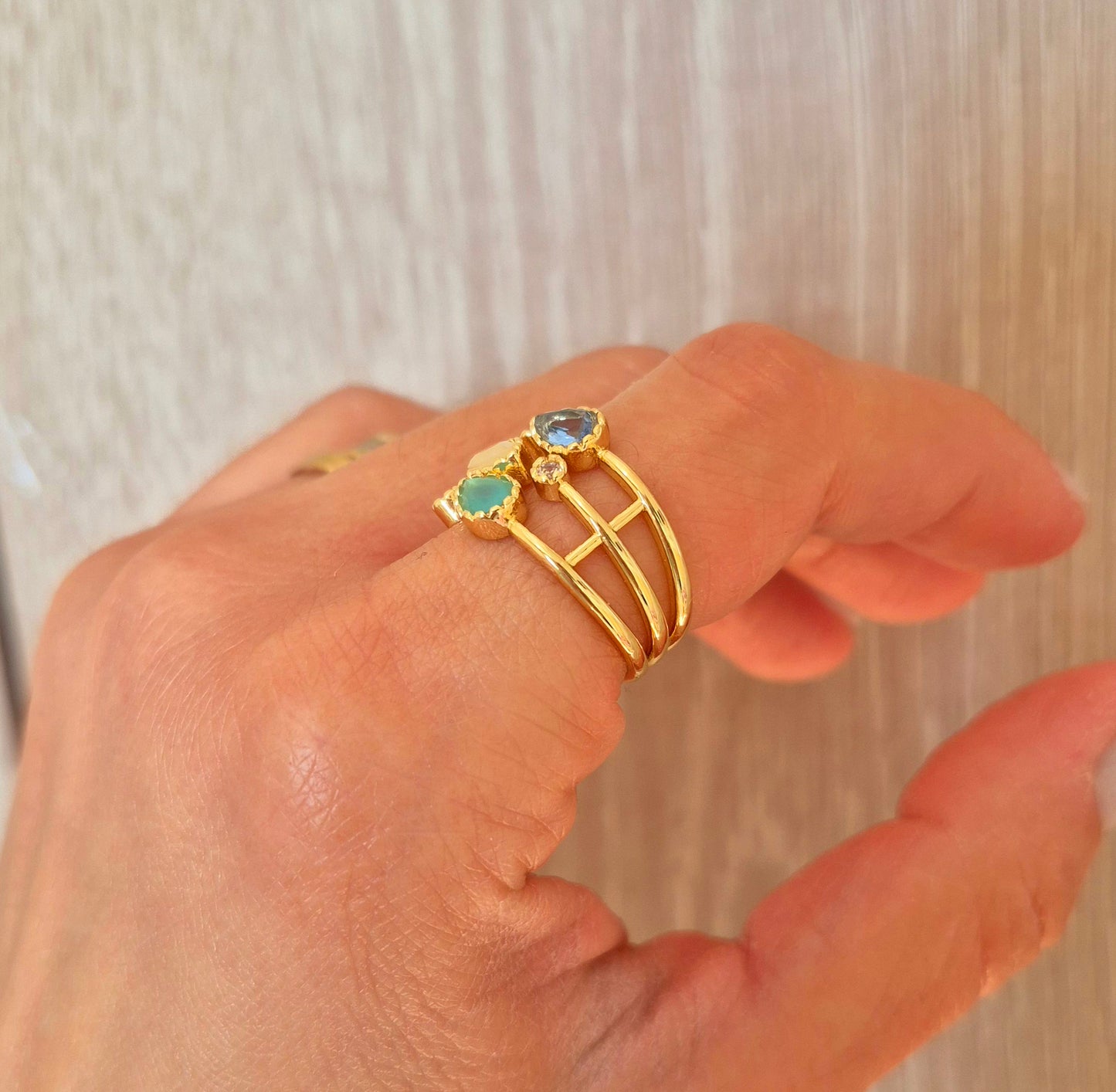Anillo lágrimas de piedras
