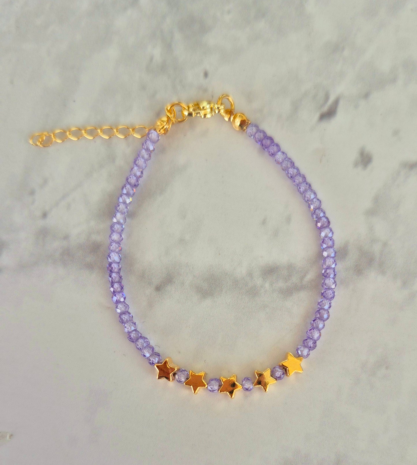 Pulsera circoncitos lila y estrellitas