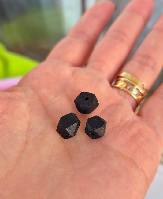 Azabache pasador geométrico