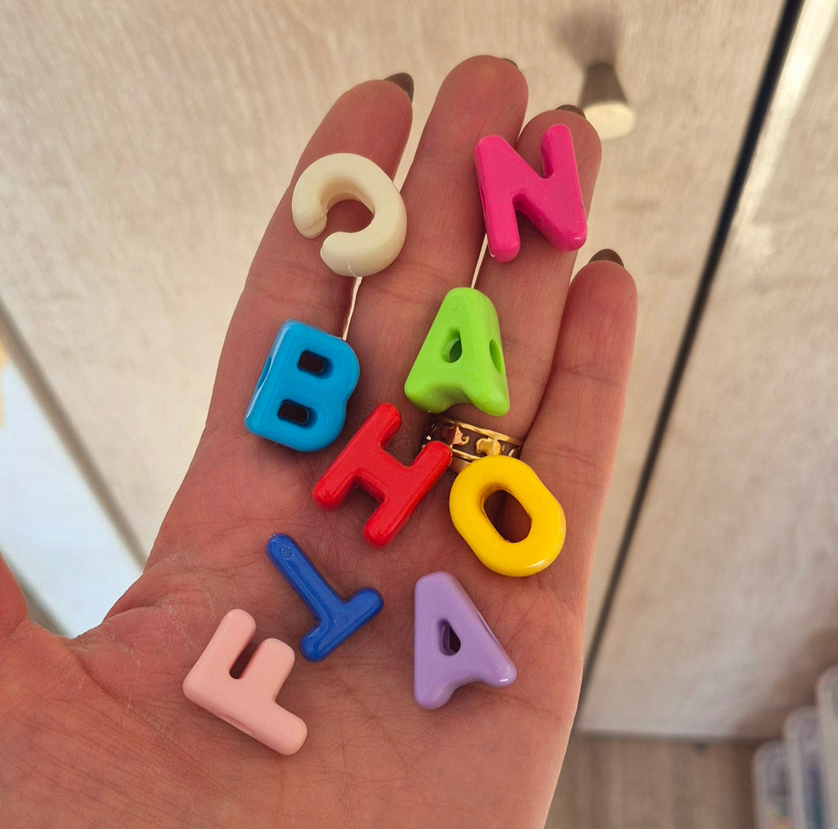 Letras acrílicas pasadoras - ( 1 unidad, color aleatorio)