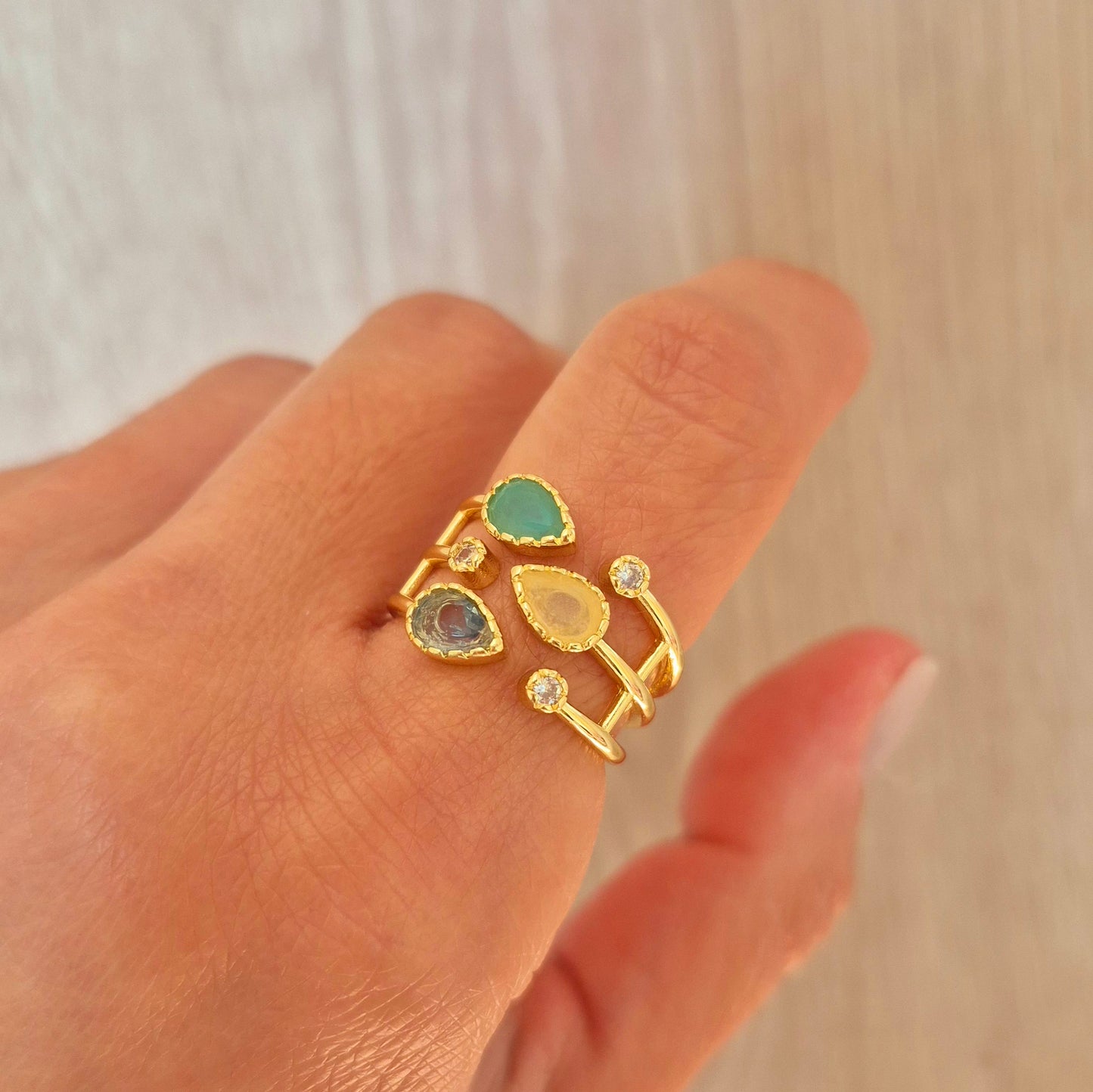 Anillo lágrimas de piedras
