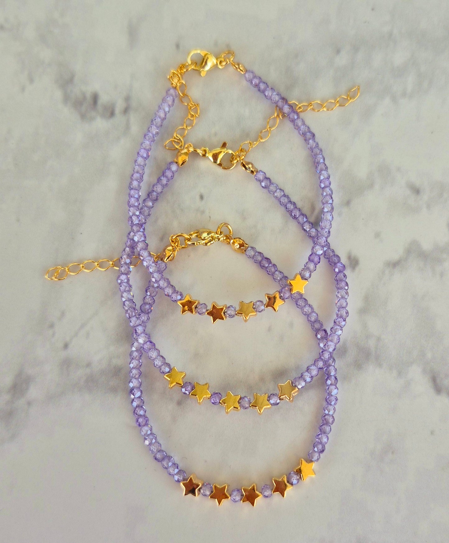 Pulsera circoncitos lila y estrellitas