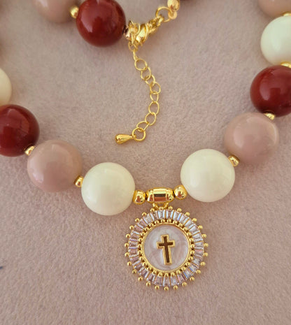 Collar chicle colores nude y medalla Cruz